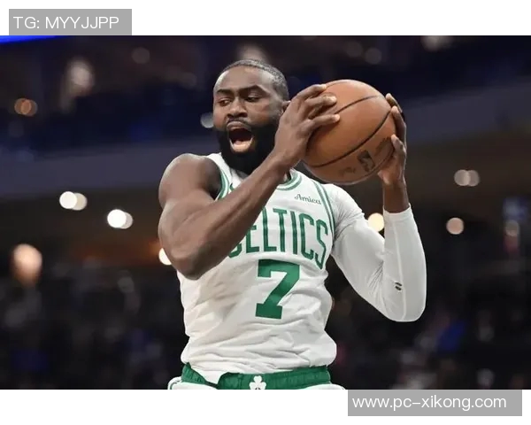 杰伦布朗半场表现平平12投仅4中贡献11分并抢下4个篮板